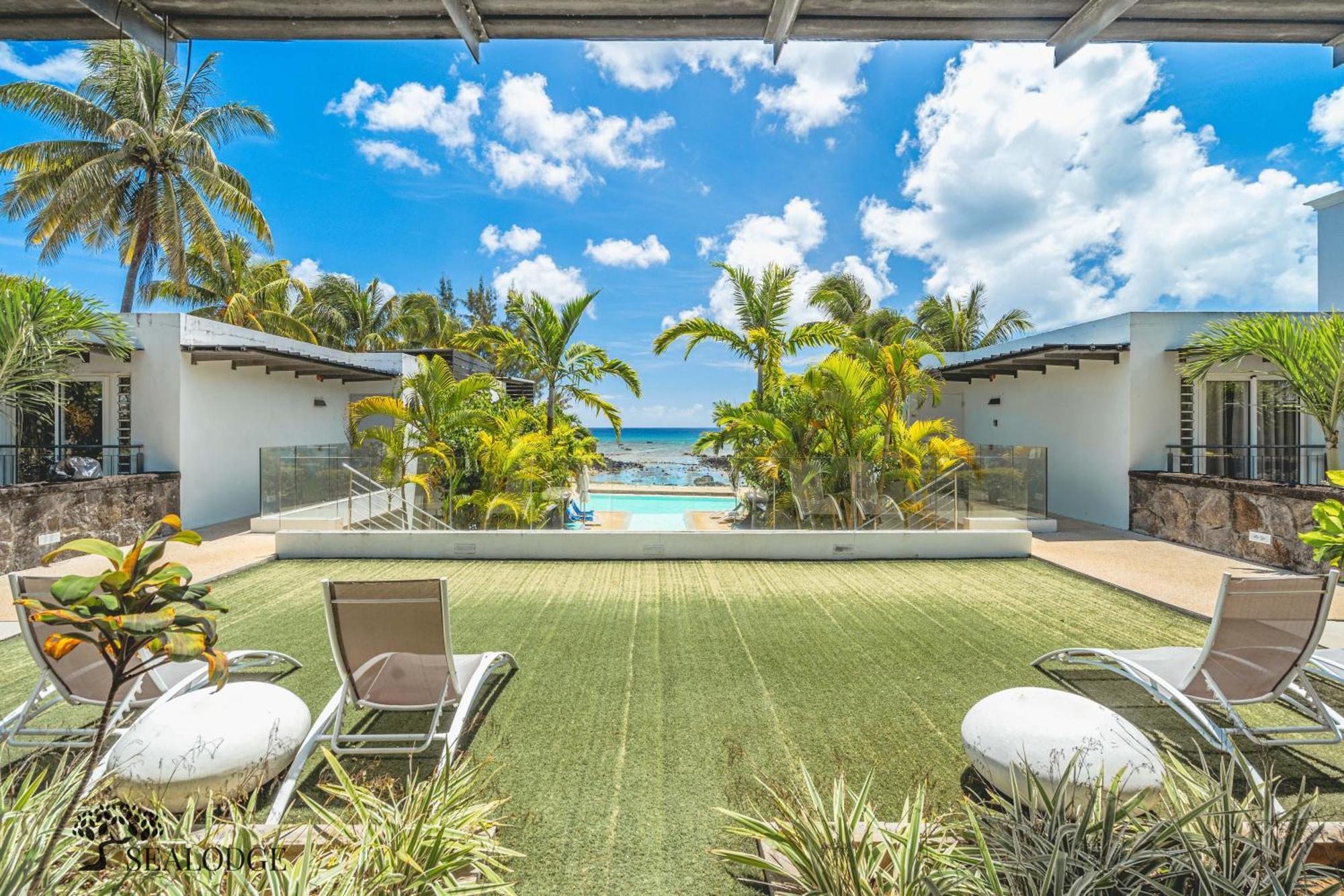 Kanope Bay - Holiday Beachfront Apartments Pointe aux Biches Экстерьер фото